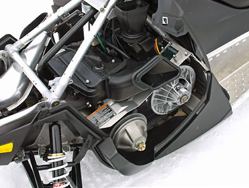 Внутренности мотора снегохода Arctic Cat 6000 C-TEC2 Внутренности мотора снегохода Arctic Cat 6000 C-TEC2. Кроме Ямахи, все остальные предлагают недорогие двухтактники воздушного охлаждения объёмом около 550 куб.см мощностью под 55 л.с. наподобие того, который стоит на модели «Поларис 550 Инди».