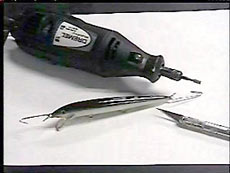 После того, как смола окончательно встала, уберите облой при помощи острого резака