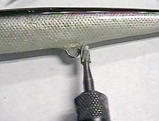 Аккуратно удалите облой при помощи бормашинки и фрезы 