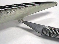 При помощи остроносого резака можно удалить подтеки эпоксидки 