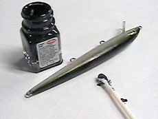 лак или эпоксидную смолу можно нанести мягкой кисточкой или ватной палочкой