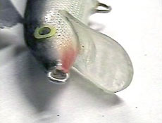 Не забудьте и отклоняющую пластину — «язычок воблера». 