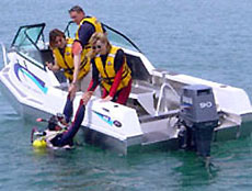 На снимке можно видеть эксперимент с практически полным заполнением лодки «Стаби-Крафт» водой по самые поручни, причем лодка по-прежнему уверенно держится на плаву.