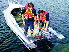 Во время движения на скорости корпус лодки «Стаби-Крафт» 2-го поколения создает слой ламинарного потока воды под каждым бортовым поплавком, благодаря чему лодка мягче идет по волнам. 