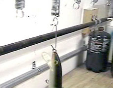 Наносить эпоксидную смолу, лаки и краски на приманку удобнее всего тогда, когда она висит