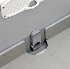 На надувные лодки серий SportLine и FishingLine установлен сливной клапан 