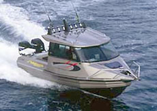 цельная кабина катера «Блэк Харт» просторна и полна света.