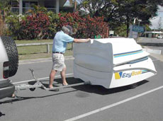 Ее уникальность и новизна в том и состоят, что лодку можно сложить вдвое для облегчения буксировки и для экономии места для хранения, особенно когда свободного пространства мало.