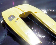 А вот кораблик начал притормаживать и как-то неожиданно менять направление…