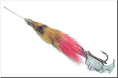 Заводное кольцо с присоединенным тройником я пропускаю в петельку из проволоки и делаю скрутку