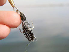 Оперение крючка рекомендуется несколько «прорядить» и укоротить
