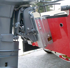 Лодки тяжелые или движущиеся под маломощными моторами — требуют большей тяги для выхода на глиссирование