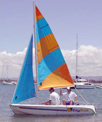 в комплект «Снэппер-4» входит парусный набор с 5-метровой мачтой и гиком