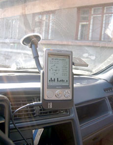перевесило чашу весов наличие автомобильного крепления и блока питания в «прикуриватель» в пользу Asus.