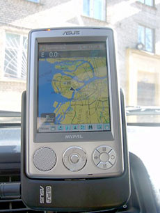 Но по сравнению с приборами iQue от Garmin, и на платформе Palm (iQue 3600), и на Windows Mobile (iQue M5) программа достаточно сильно «тормозит».