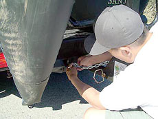 процесс фиксации багажника к автомобилю цепочкой