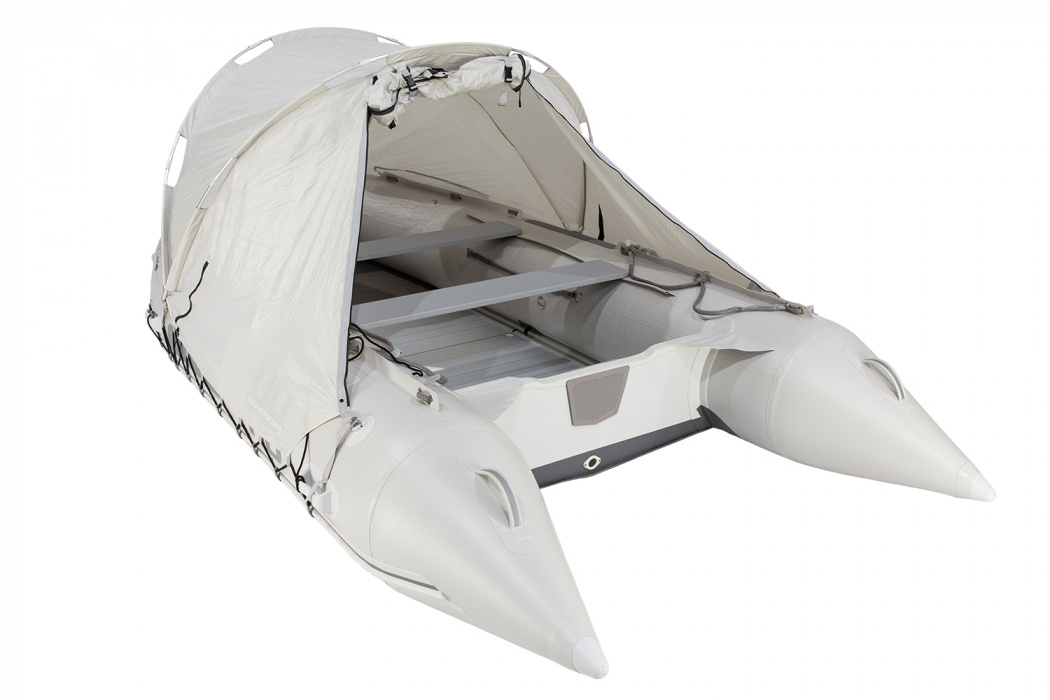 Стояночный тент на лодку HD  (185 х 290 см), серый - кормовой вход открыт Стояночный тент на лодку HD  (185 х 290 см), серый - кормовой вход открыт