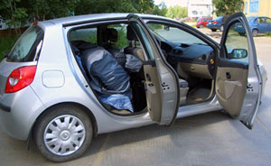 Упакованная лодка на заднем сидении автомобиля